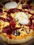 Pizza de setas al ajillo con cecina de León