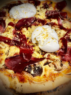 Una foto de Pizza de setas al ajillo con cecina de León