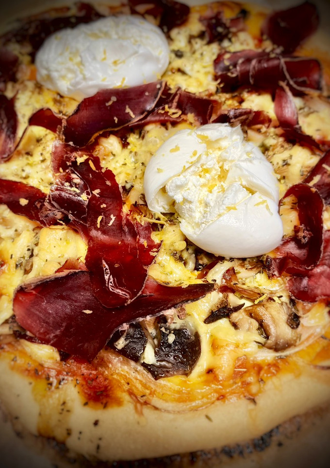 Una foto de Pizza de setas al ajillo con cecina de León