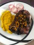Steak suíno ao molho de damasco e gengibre com purê de abóbora