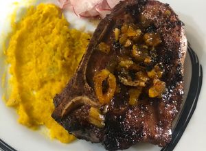 Foto de Steak suíno ao molho de damasco e gengibre com purê de abóbora