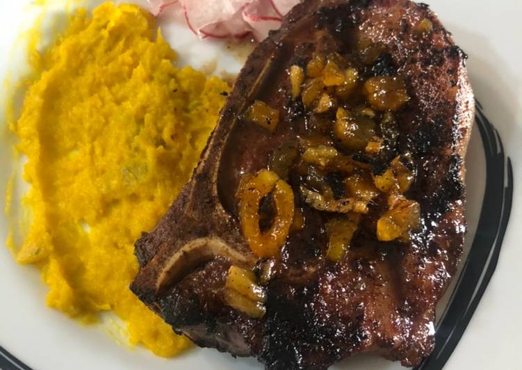 Steak suíno ao molho de damasco e gengibre com purê de abóbora -
Tudogosreceitas