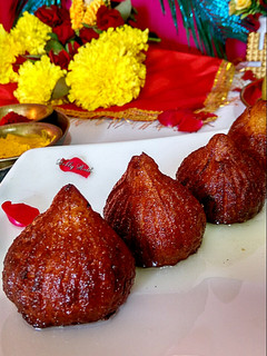 A picture of Chhenajhilli modak.
