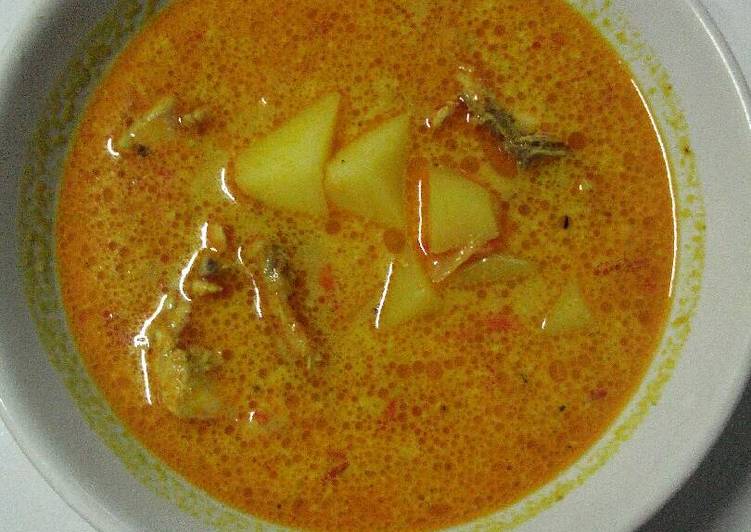 Bagaimana Menyiapkan Ayam kentang santan pedas Anti Gagal