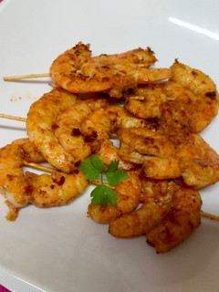 Una foto de Mini brochetas de langostinos marinados