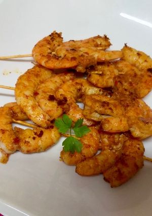 Una foto de Mini brochetas de langostinos marinados
