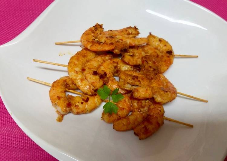 Mini brochetas de langostinos marinados