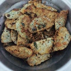 A picture of Moong and urad daal idli fry.