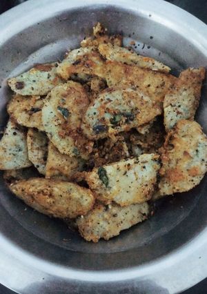 A picture of Moong and urad daal idli fry.
