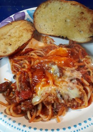 A picture of Baked Spaghetti with Bread.