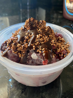 Una foto de Postre saludable de frutos rojos y chocolate fit