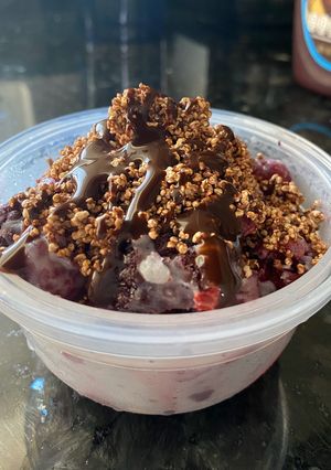 Una foto de Postre saludable de frutos rojos y chocolate fit