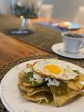 Chilaquiles verdes con pollo y huevo