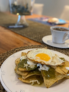 Una foto de Chilaquiles verdes con pollo y huevo