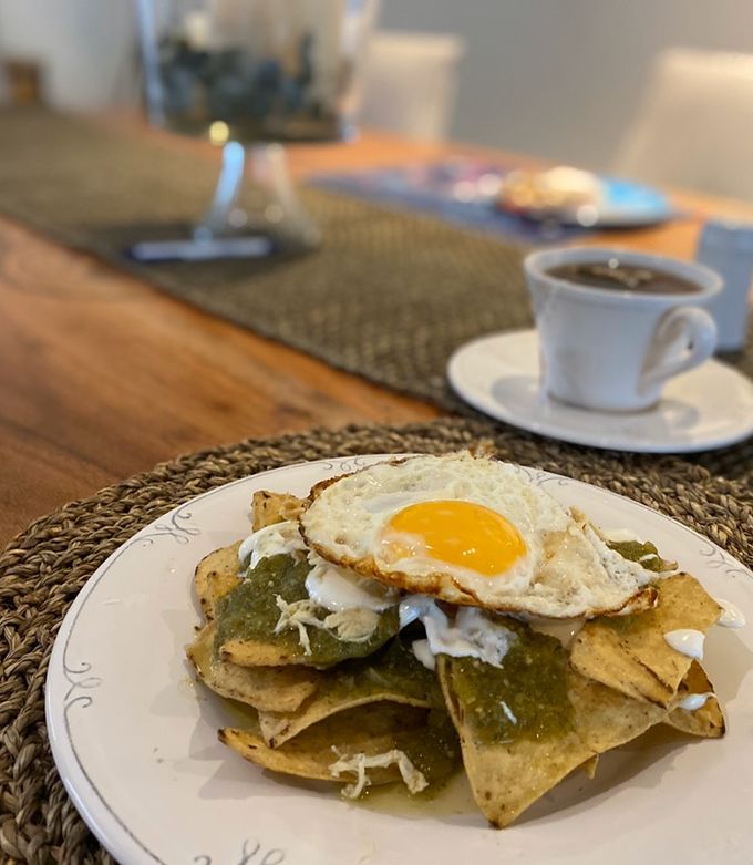 Una foto de Chilaquiles verdes con pollo y huevo