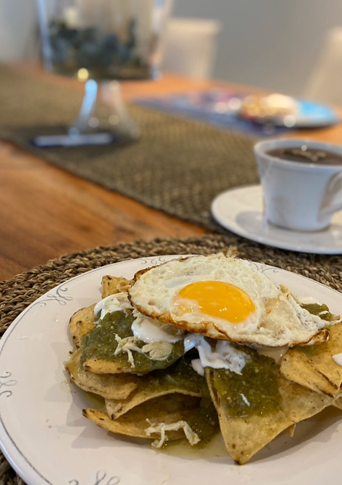 Una foto de Chilaquiles verdes con pollo y huevo