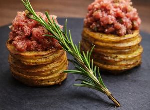 Foto di Millefoglie di patate, con tartare di manzo 🥔🥩