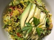 Una foto de couscous ensalada