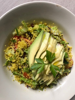 Una foto de 🌿 Ensalada fresca de cuscús 🌿