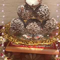 A picture of Chocolate coconut laddu.