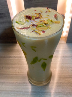 मैंगो शेक(mango shake recipe in hindi) रेसिपी मुख्य फोटो