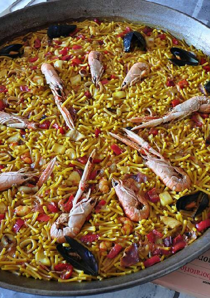 Una foto de Fideuá de marisco