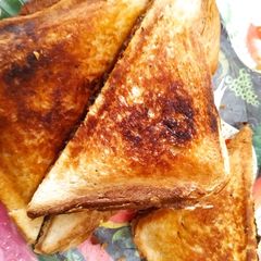 A picture of Garlic bread sandwich.