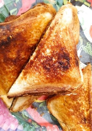 A picture of Garlic bread sandwich.