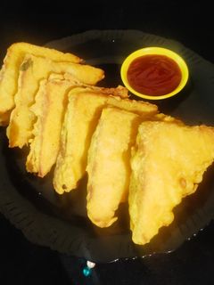 ब्रेड पकोडा (bread pakoda recipe in marathi) रेसिपी चे मुख्य फोटो