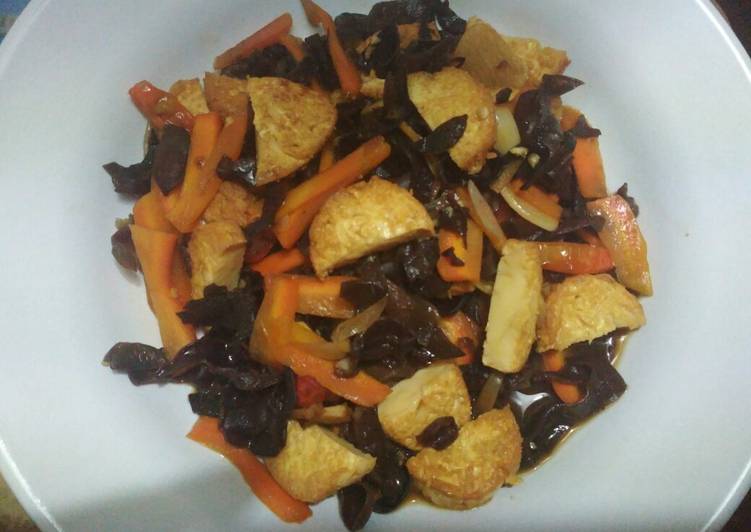 Tumis tofu dengan jamur kuping dan wortel