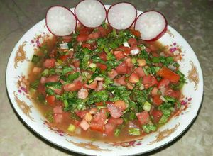 صورة لوصفة سلطة أوراق الفجل 🌿🍅🍋