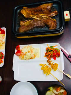 Una foto de Asado con hueso a la plancha eléctrica coreano갈비 Japonés jonetsuki calbi YAQUINIQU🇰🇷🇺🇾🇯🇵骨付きカルビ焼き肉