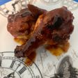 Alitas de pollo en salsa barbacoa y hamburguesa de alitas
