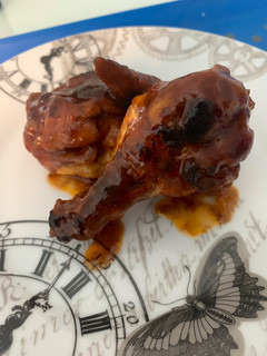 Una foto de Alitas de pollo en salsa barbacoa y hamburguesa de alitas
