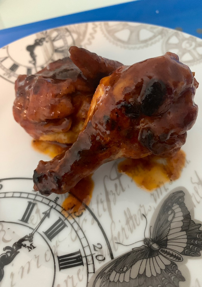 Una foto de Alitas de pollo en salsa barbacoa y hamburguesa de alitas