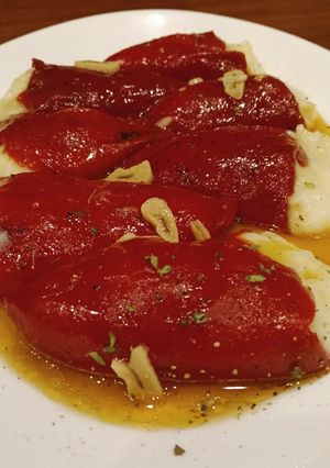 Una foto de Piquillo confitados con brandada de bacalao