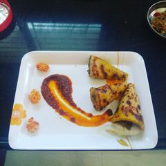 A picture of Cauliflower stuffed Paratha with schezwan sauce.