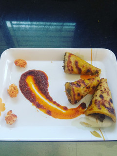 A picture of Cauliflower stuffed Paratha with schezwan sauce.