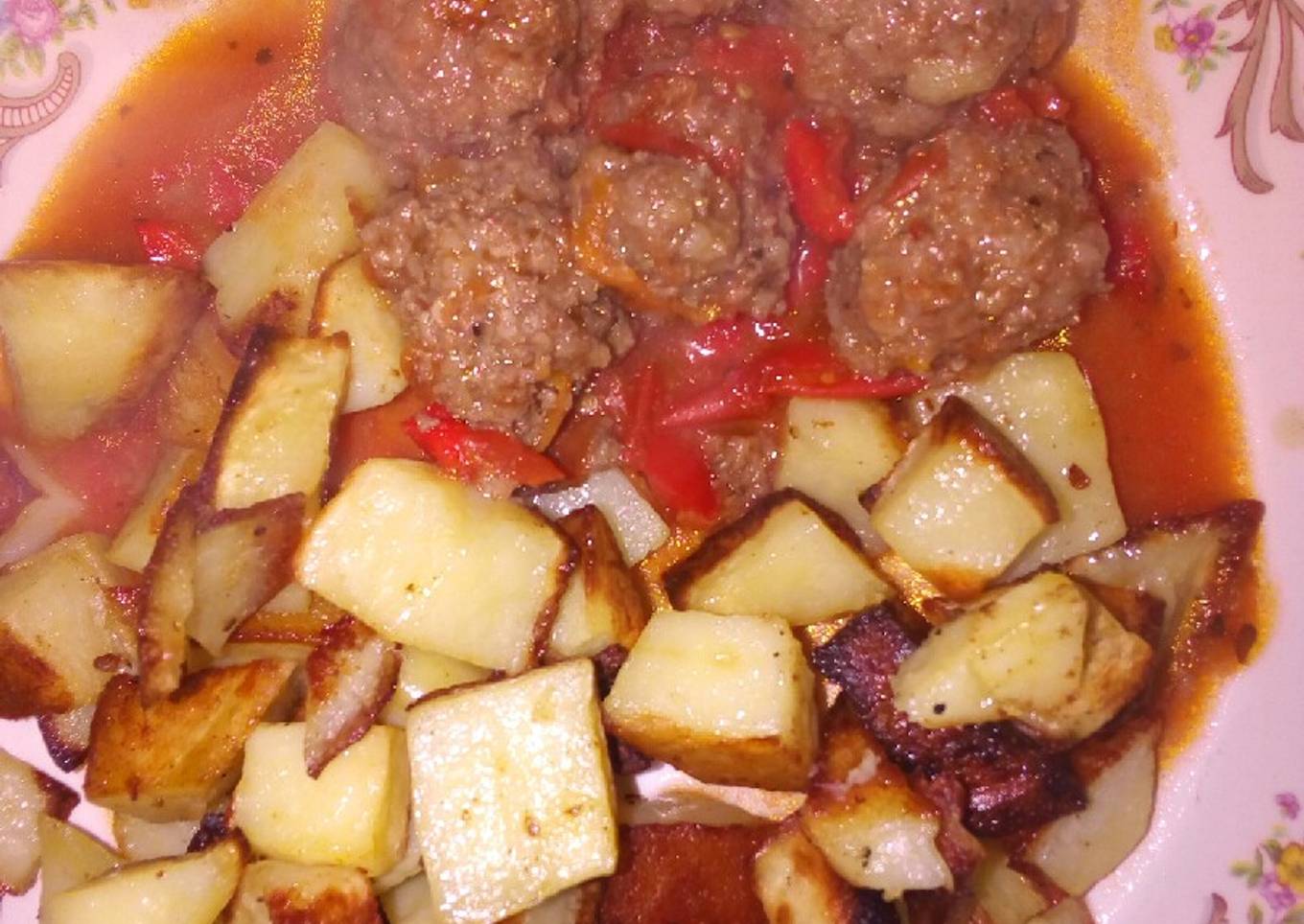 Papas con albóndigas