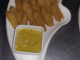 Goujennettes con salsa berrau blanca