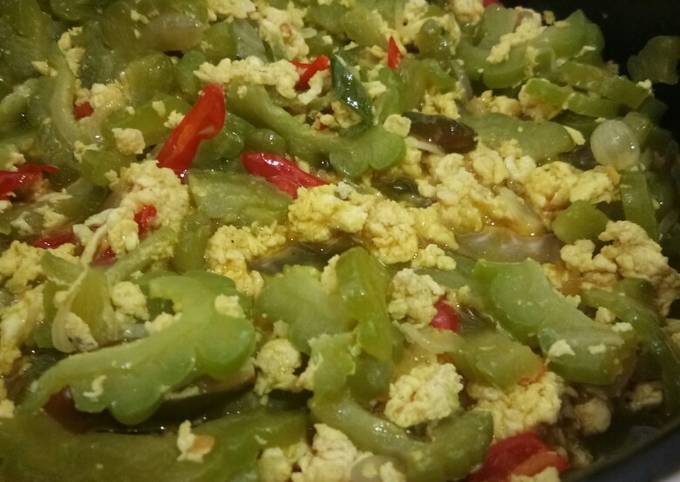 Bagaimana Menyiapkan Tumis pare telor yang Bikin Ngiler