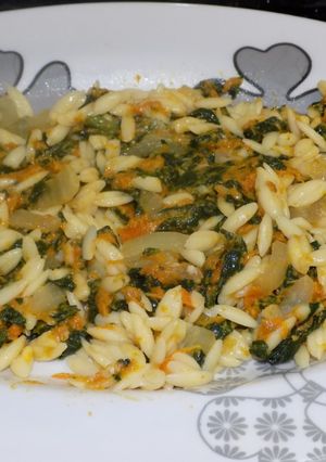 Una foto de Espinacas con fideos cortos y calabaza al horno
