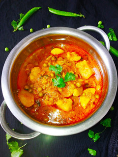 हरे मटर और आलू की सब्जी (Hare matar aur aloo ki sabzi recipe in Hindi) रेसिपी मुख्य फोटो