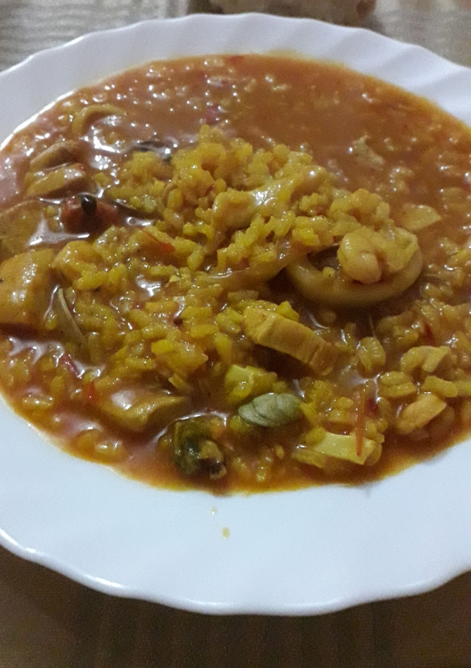 Una foto de Arroz con pollo y marisco