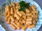 Una foto de pasta con tomate