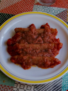 Una foto de 🌭Salchichas frescas con tomate