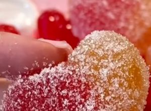 Una foto de Golosinas Sabor Melocotón en Forma de Corazón y Rebozarlas en Azúcar