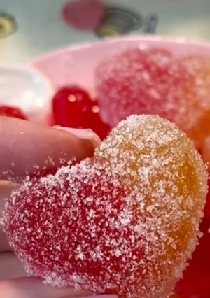 Una foto de Golosinas Sabor Melocotón en Forma de Corazón y Rebozarlas en Azúcar