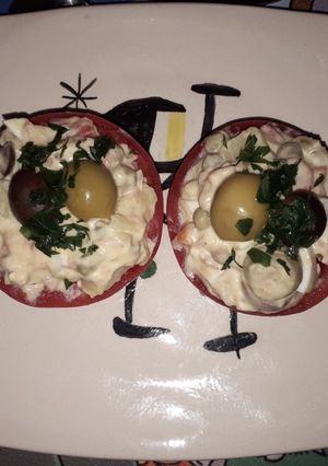 Una foto de Tomates Rellenos con Atún, Papas, Huevo, Arvejas, Aceitunas Negras y Verdes