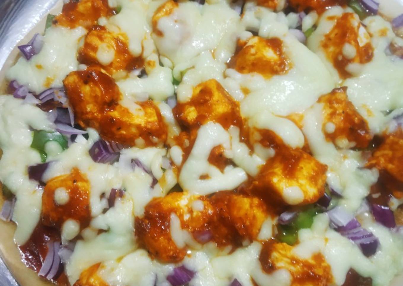 Cheesy paneer pizza